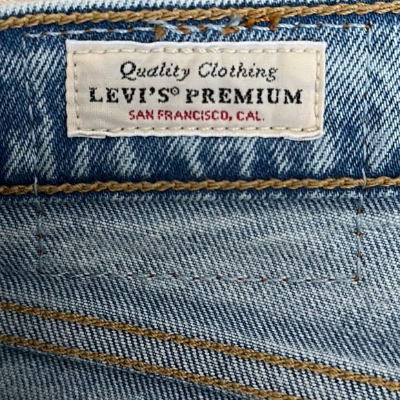 CLOSET CLOSING DOWN Like new Levi’s jeans “wedgie” - Picture 3 of 9